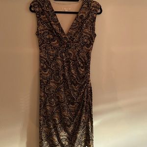 Brown pattern dress with ruched sides